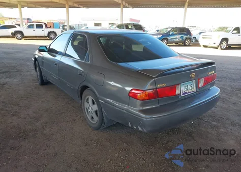 2001 Toyota Camry Le z USA, uszkodzony, nr VIN JT2BG22K010592881